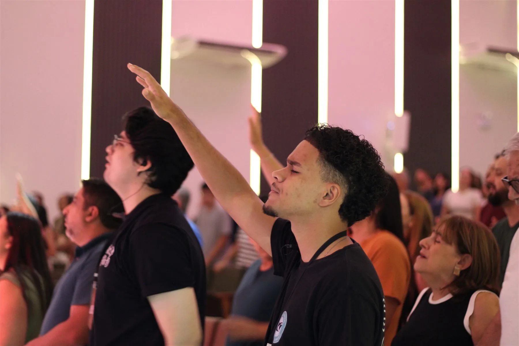 Jovens participando da reunião da igreja